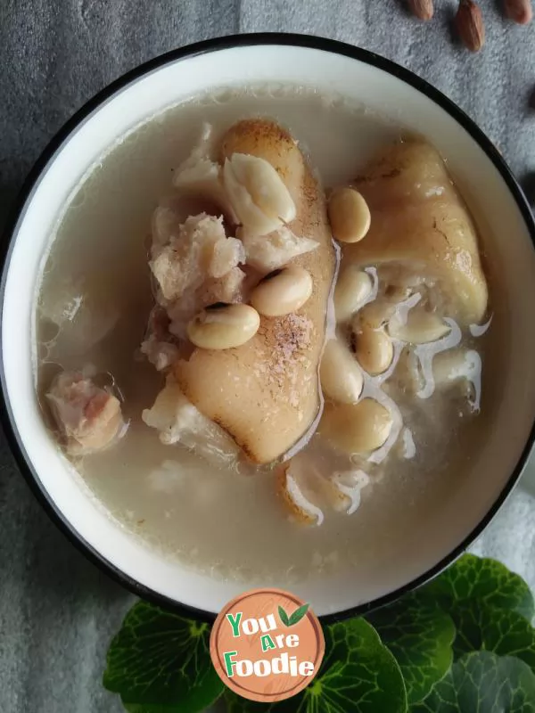 Stewed pig feet soup