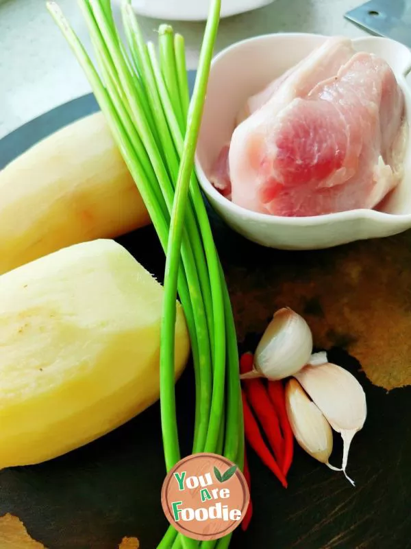 Fried pork with diced lotus root