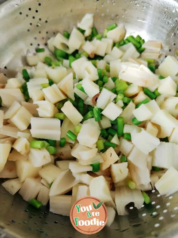 Fried pork with diced lotus root