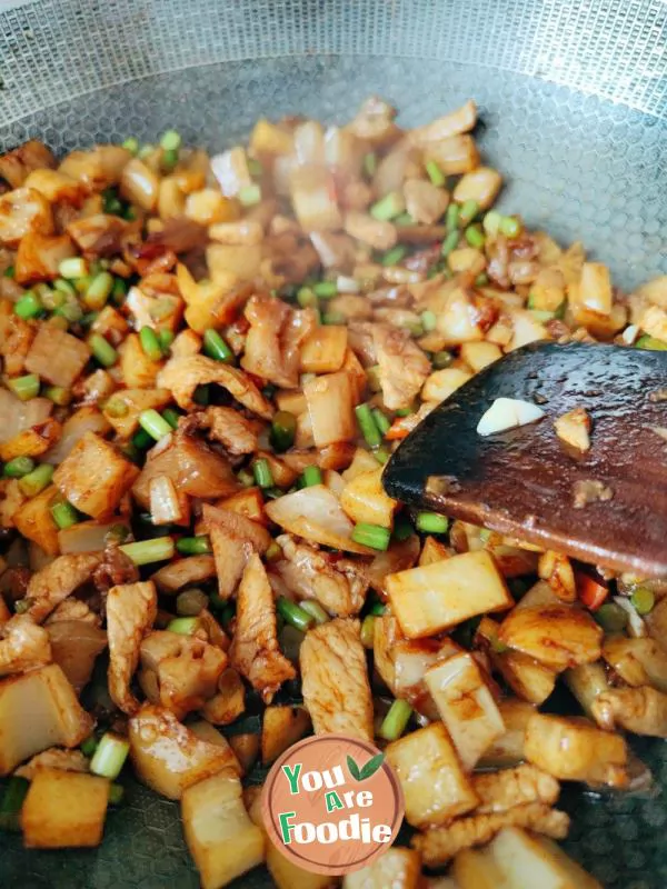 Fried pork with diced lotus root