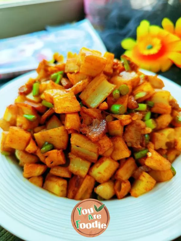 Fried pork with diced lotus root