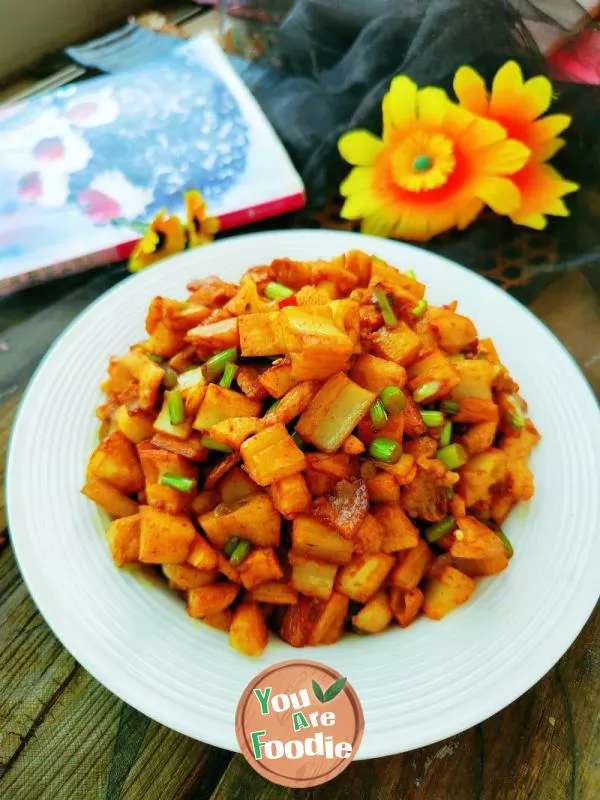 Fried pork with diced lotus root