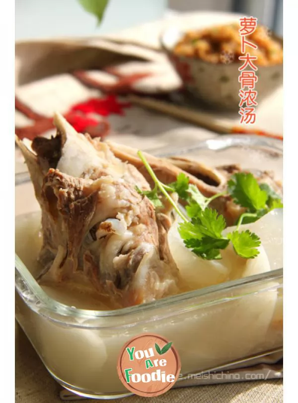 Beauty and calcium supplement, warm up in winter --- big bone radish soup