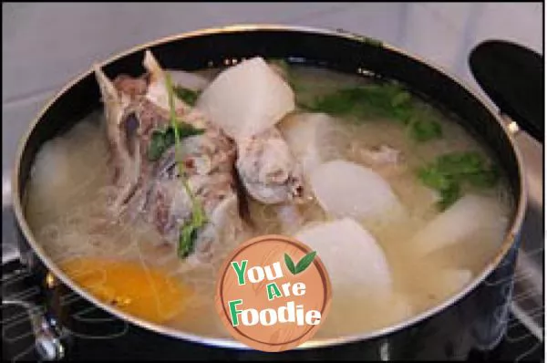 Beauty and calcium supplement, warm up in winter --- big bone radish soup