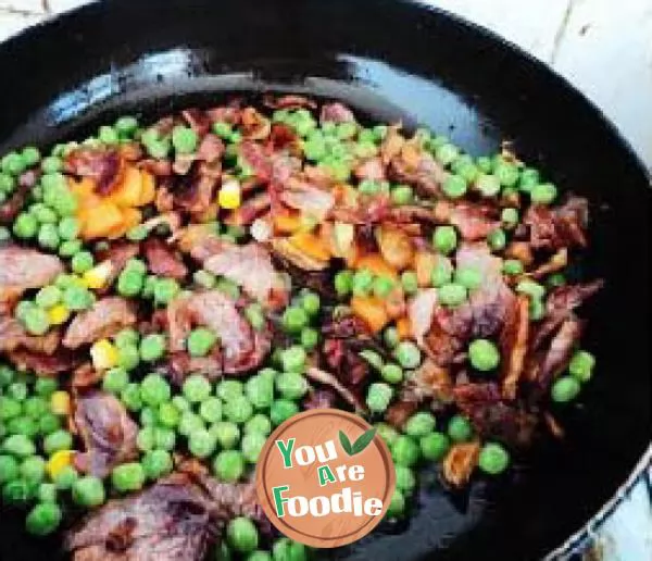 Fried bacon with peas