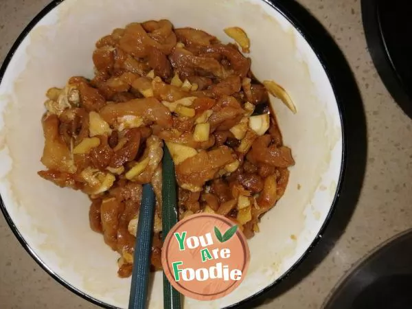 Shredded pork with green pepper and pickles