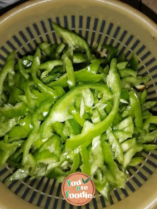Shredded pork with green pepper and pickles