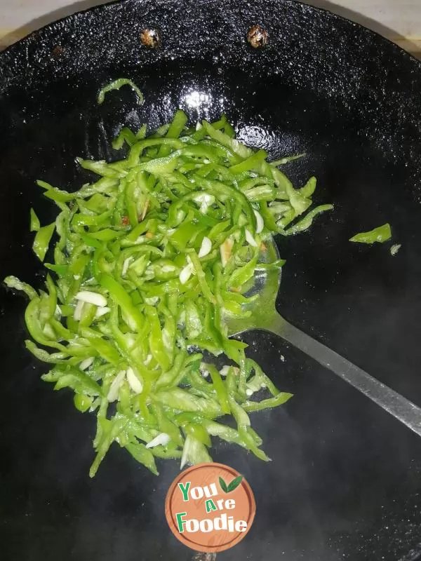 Shredded pork with green pepper and pickles
