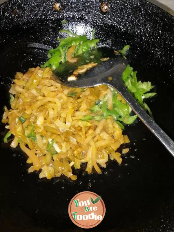 Shredded pork with green pepper and pickles