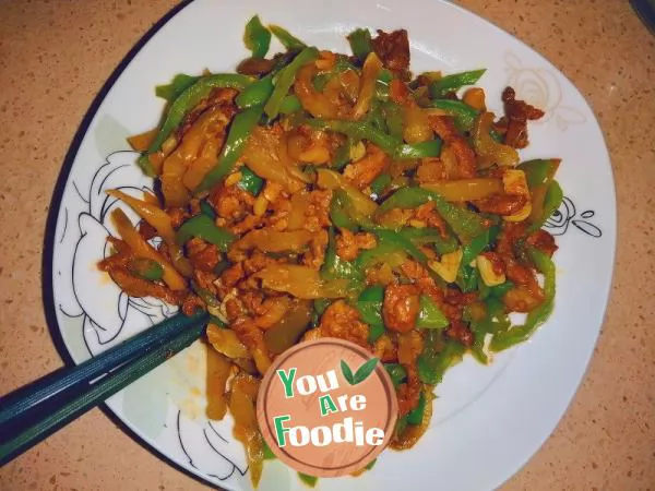 Shredded pork with green pepper and pickles