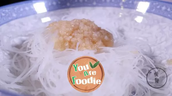 Steamed shrimp balls with minced garlic and vermicelli