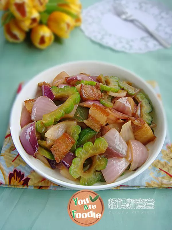 Fried pork with bitter melon and onion