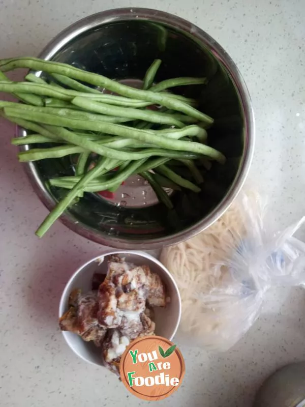 Braised noodles with pork and beans