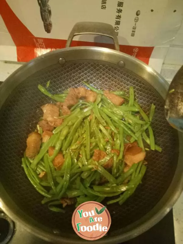 Braised noodles with pork and beans