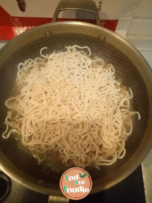 Braised noodles with pork and beans