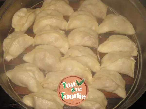 Steamed dumplings with radish and beef