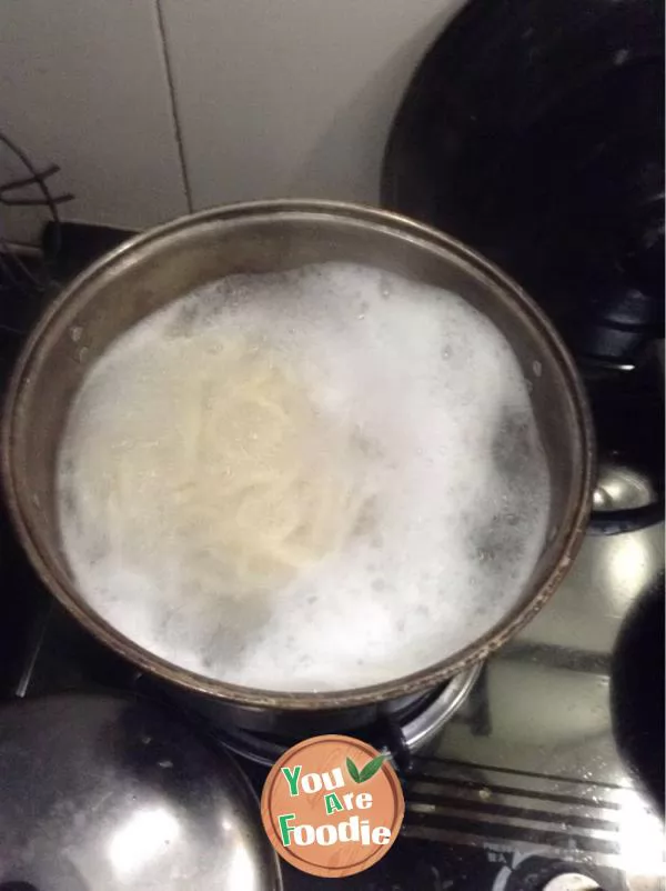 Delicious noodles as simple as boiled instant noodles -- udon noodles with pickled cabbage and beef