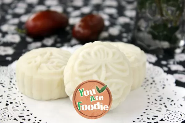 Cantonese iced moon cake