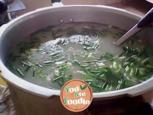 Thin meat porridge with vermicelli