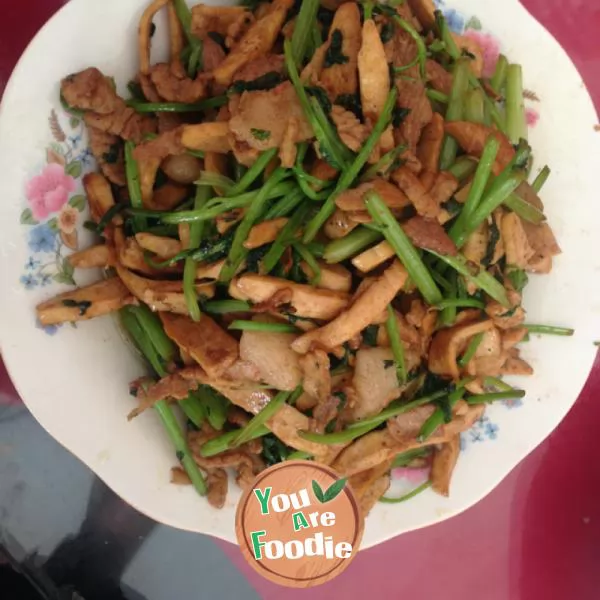 Fried shredded pork with coriander and dried beans