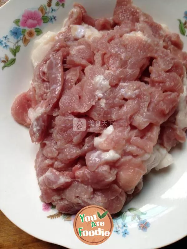 Fried shredded pork with coriander and dried beans