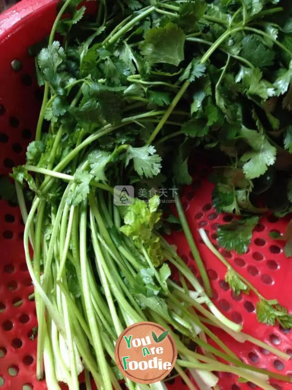 Fried shredded pork with coriander and dried beans