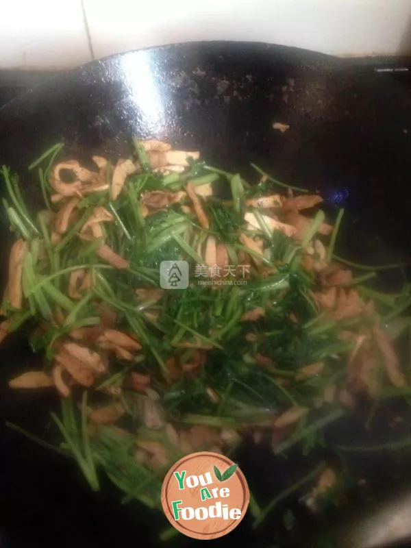 Fried shredded pork with coriander and dried beans