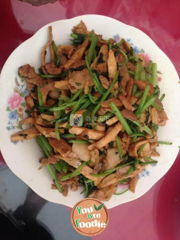 Fried shredded pork with coriander and dried beans