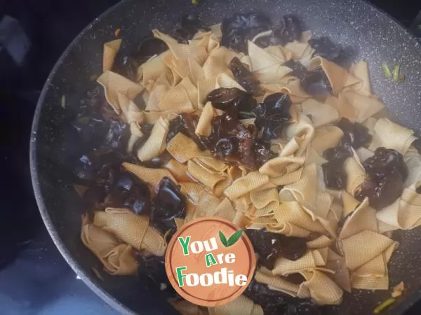 Braised bean skin with agaric