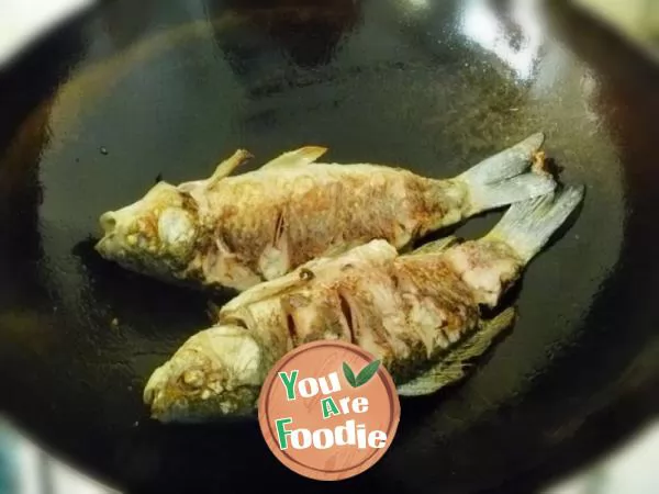 [health soup pot] milky white thick soup -- crucian bean curd soup