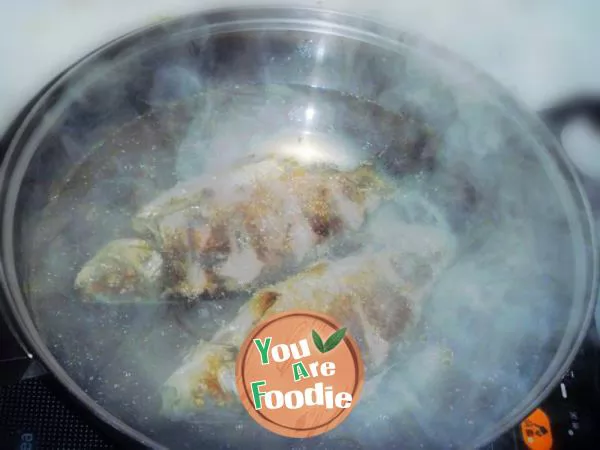 [health soup pot] milky white thick soup -- crucian bean curd soup