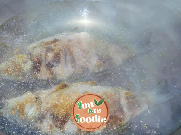 [health soup pot] milky white thick soup -- crucian bean curd soup
