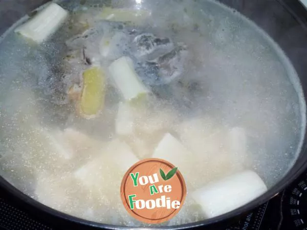 [health soup pot] milky white thick soup -- crucian bean curd soup
