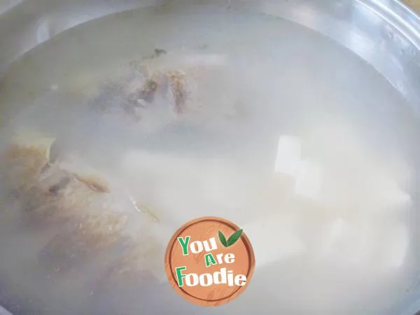 [health soup pot] milky white thick soup -- crucian bean curd soup