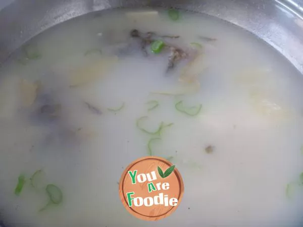 [health soup pot] milky white thick soup -- crucian bean curd soup
