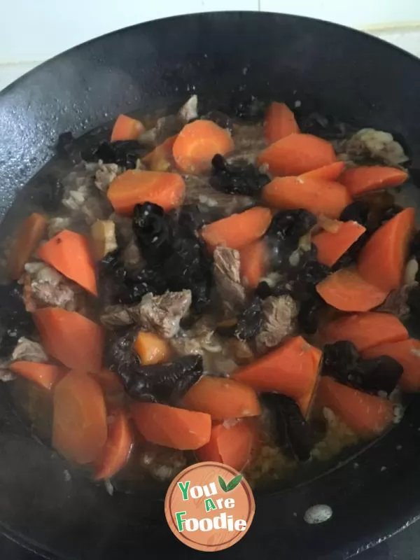 Stewed beef with fungus and carrot