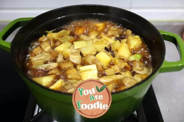 Stewed spring bamboo shoots with streaky pork