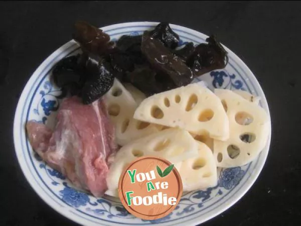 Stewed lotus root with sliced meat and black fungus