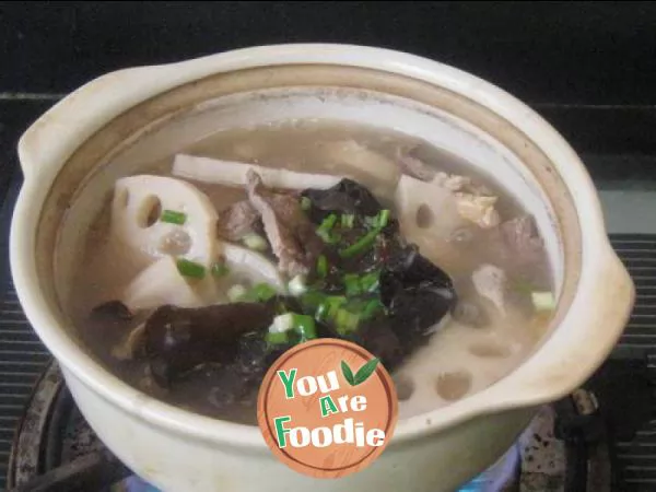 Stewed lotus root with sliced meat and black fungus