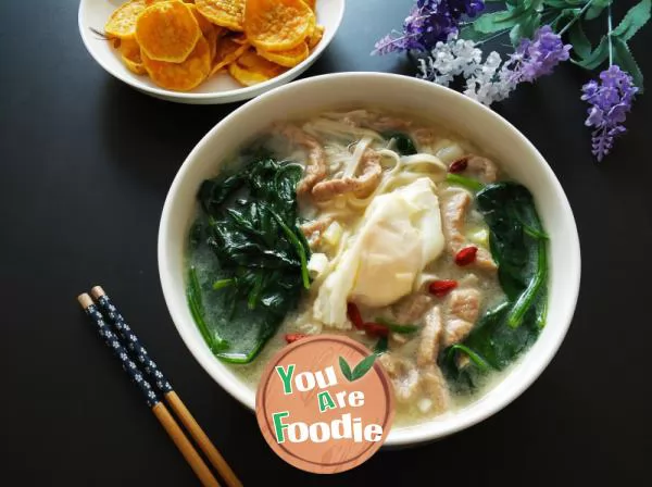 Noodle-soup-with-spinach-and-shredded-pork