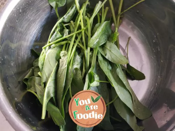 Noodle soup with spinach and shredded pork