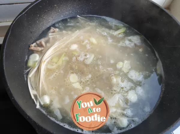 Noodle soup with spinach and shredded pork