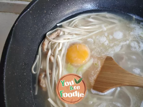 Noodle soup with spinach and shredded pork