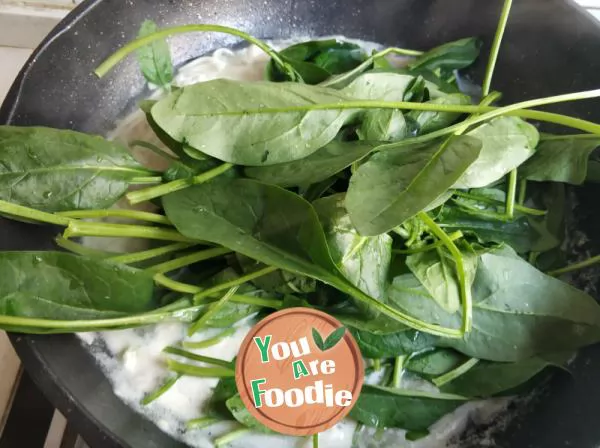 Noodle soup with spinach and shredded pork