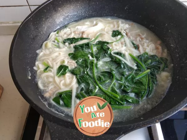 Noodle soup with spinach and shredded pork