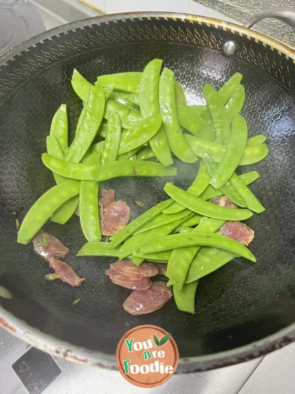 Sausages fried with lotus beans