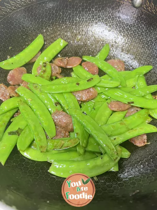 Sausages fried with lotus beans