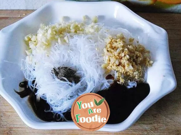 Steamed loofah with minced garlic and vermicelli