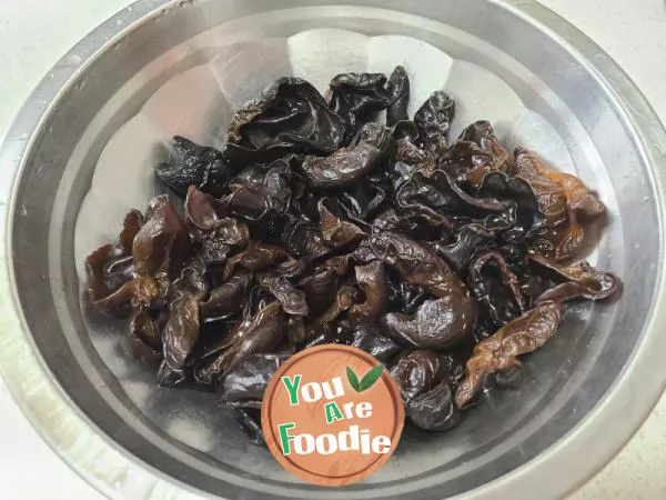 Stir fried black fungus with garlic yellow