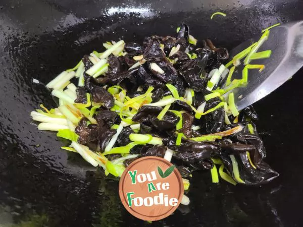 Stir fried black fungus with garlic yellow